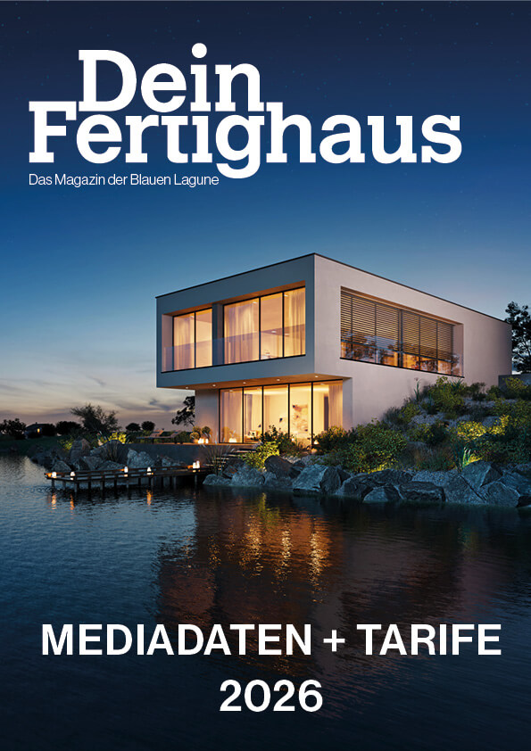 Das Bild zeigt ein modernes Fertighaus am Wasser, beleuchtet bei Nacht. Der Text "Dein Fertighaus" und "MEDIADATEN + TARIFE 2026" deutet auf eine Werbebroschüre oder ein Magazin hin, das sich mit Fertighäusern und deren Preisen beschäftigt.