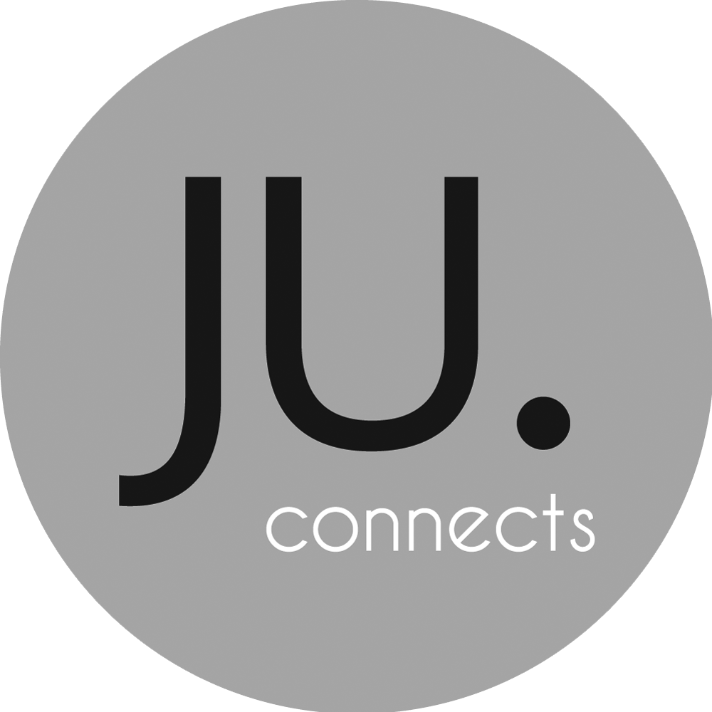 Das Bild zeigt das Logo von JU connects. Es besteht aus einem grauen Kreis mit einem stilisierten schwarzen "JU" und einem Punkt darunter. Das Wort "connects" steht in schwarzer Schrift unter dem Kreis.