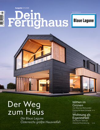 Das Bild zeigt drei verschiedene Fertighäuser der Marke "Blau Laguna" mit unterschiedlichen Designs und Farben. Im Vordergrund ist ein Haus mit Holzfassade und großem Balkon zu sehen. Im Hintergrund sind weitere Modelle abgebildet.