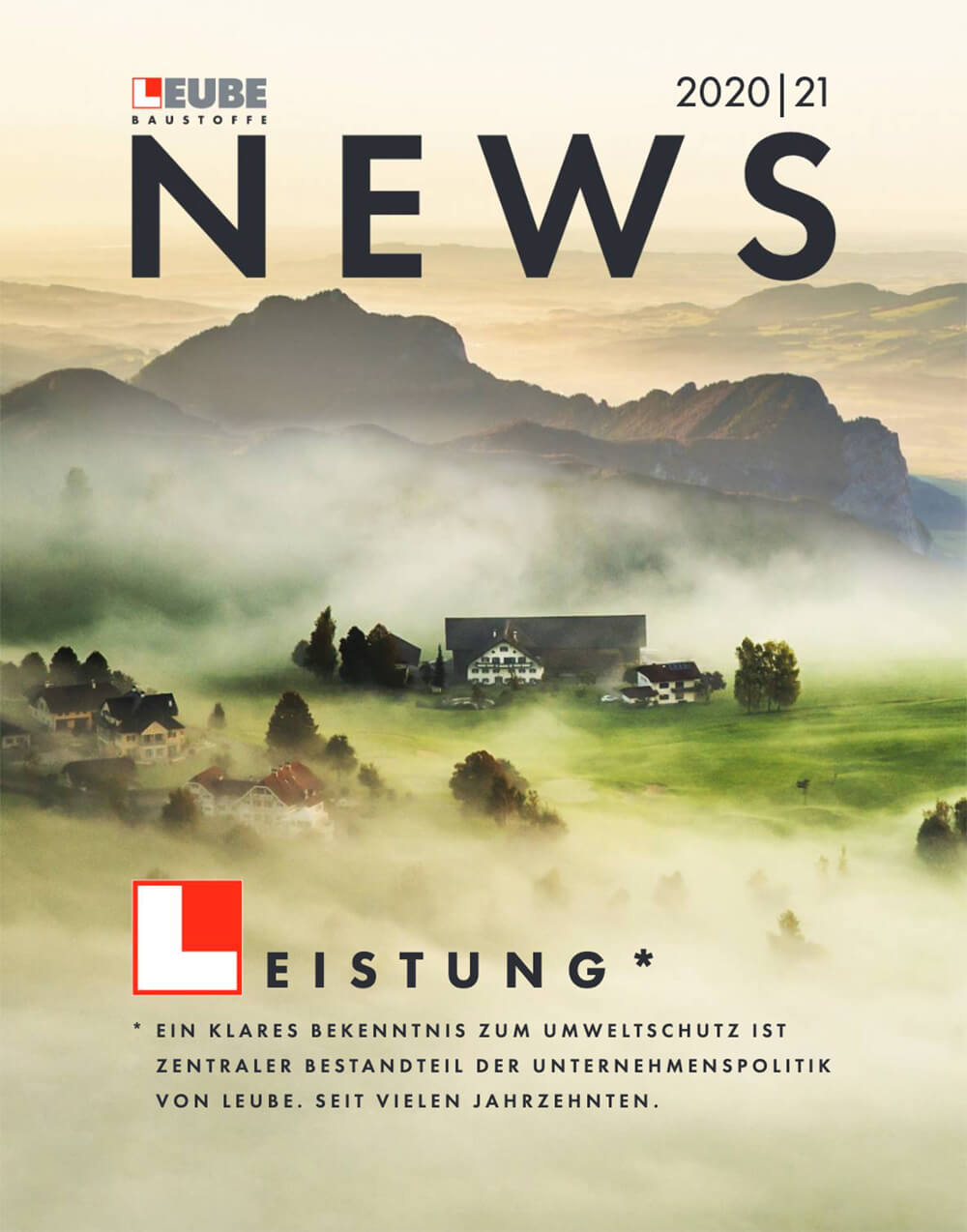 Das Bild zeigt ein Titelblatt der Zeitschrift „Leistung“ aus dem Jahr 2020/21 mit dem Thema „Neue Energie“. Im Vordergrund sind Windräder auf einem Hügel vor einer bergigen Landschaft zu sehen, die Nachhaltigkeit und erneuerbare Energien symbolisieren.