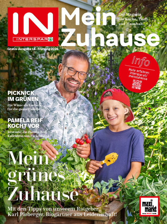 Das Cover zeigt eine Familie vor einem Haus mit dem Titel "Mein grünes Zuhause". Ein Mann, eine Frau und ein Kind lächeln in die Kamera. Das Haus ist von Pflanzen umgeben, was auf nachhaltiges Wohnen hinweist.